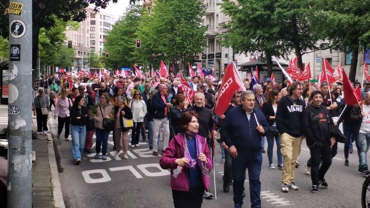 Cerca de 8.000 personas se manifestaron por Santander durante el Primero de Mayo.