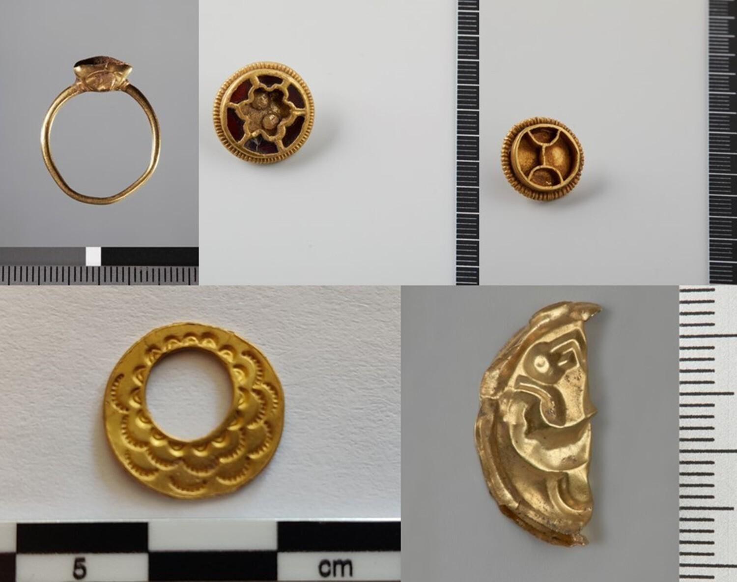 Artefactos con alto grado de confianza cronológica. De arriba a la izquierda a la derecha: C56601 (c. 1200 d. C. –anillo para el dedo de 1400 d. C.); C63804, C63823 (botones de cloisonné del siglo VI d. C.). De abajo a la izquierda a la derecha: C64565 (c. d.C. Tercera pieza de joyería –siglos IV); C65333-20203 (bracteado).