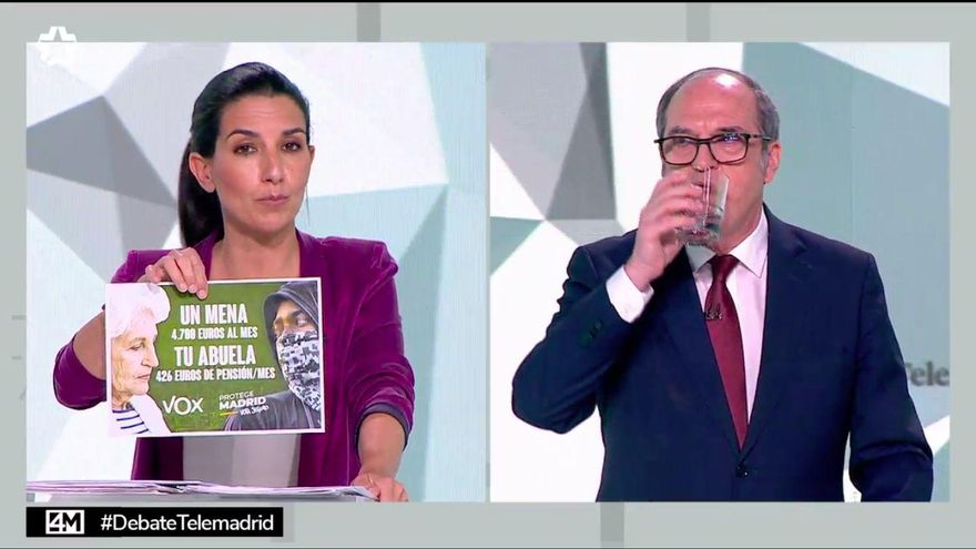 Monasterio, muestra el cartel electoral sobre los menores no acompañados durante el debate