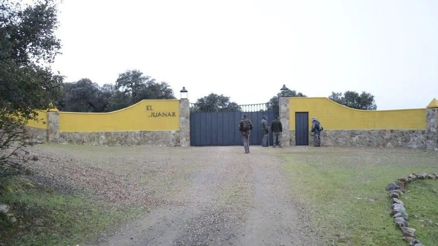 Puertas de acceso a la finca El Juanar (hoy finca El Madroñal) en Solana del Pino (Ciudad Real) ubicadas en un camino público
