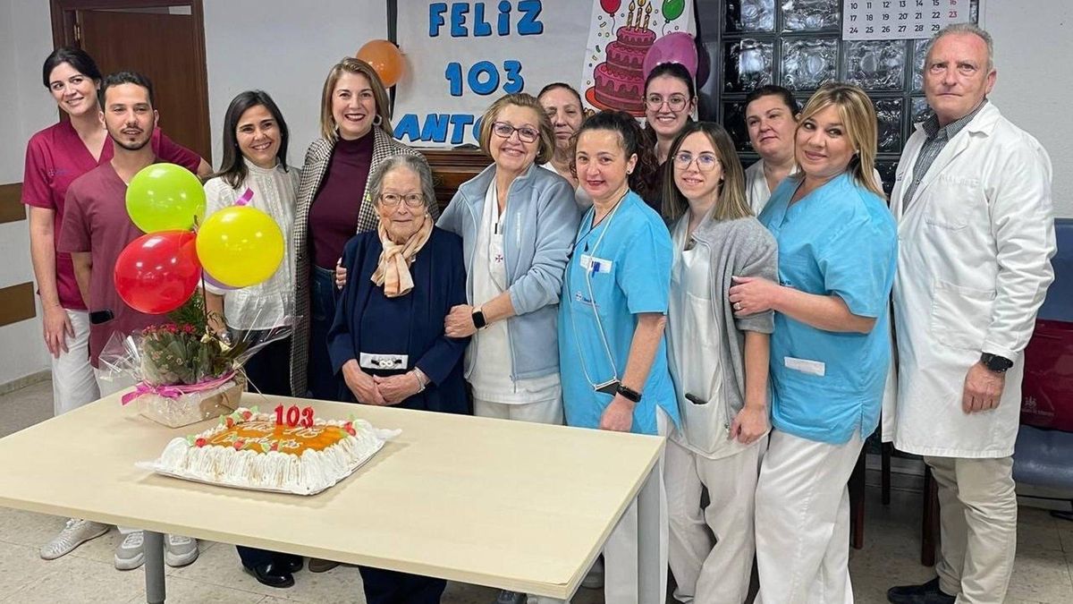 Mayores celebra el 103 cumpleaños de Antonia Polonia dentro del programa 'Cordobeses Centenarios'