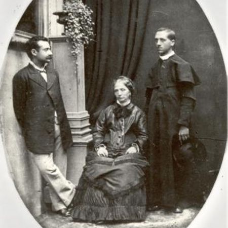 Edgardo Mortara de adulto como sacerdote agustino (derecha) y su madre (sentada).