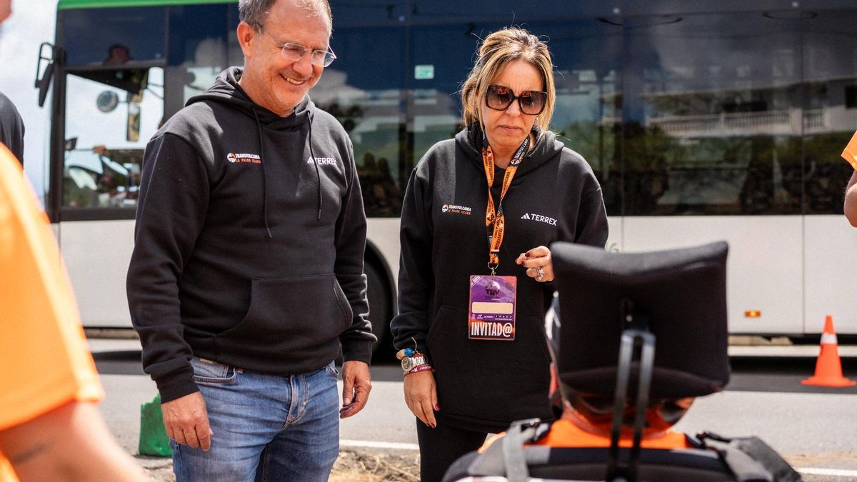 Sergio Rodríguez, presidente del Cabildo de La Palma, con un participante de la prueba de joelette  de la Transvulcania Adidas Terrex  2025