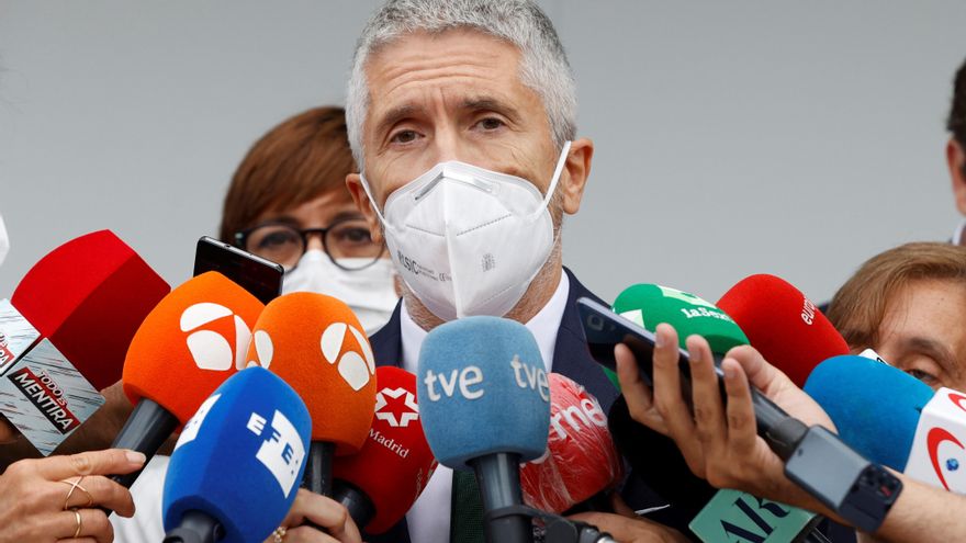 El ministro del Interior, Fernando Grande-Marlaska hace declaraciones a los medios tras inaugurar este jueves las nuevas dependencias oficiales de la Guardia Civil en Villalbilla (Madrid). EFE/J.J. Guillén