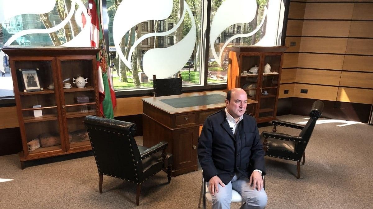 2020. Aberri Eguna del confinamiento por la COVID-19. Ortuzar, solo en Sabin Etxea.