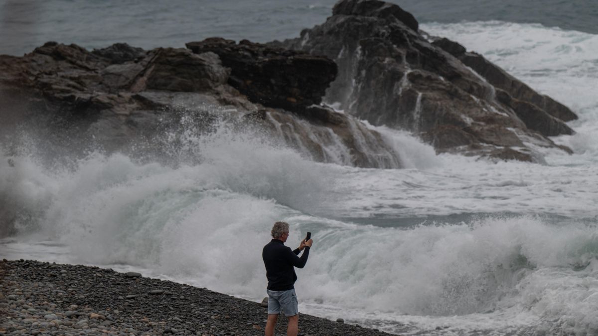 Canarias en aviso por fuerte oleaje y viento de hasta 70 kilómetros por hora