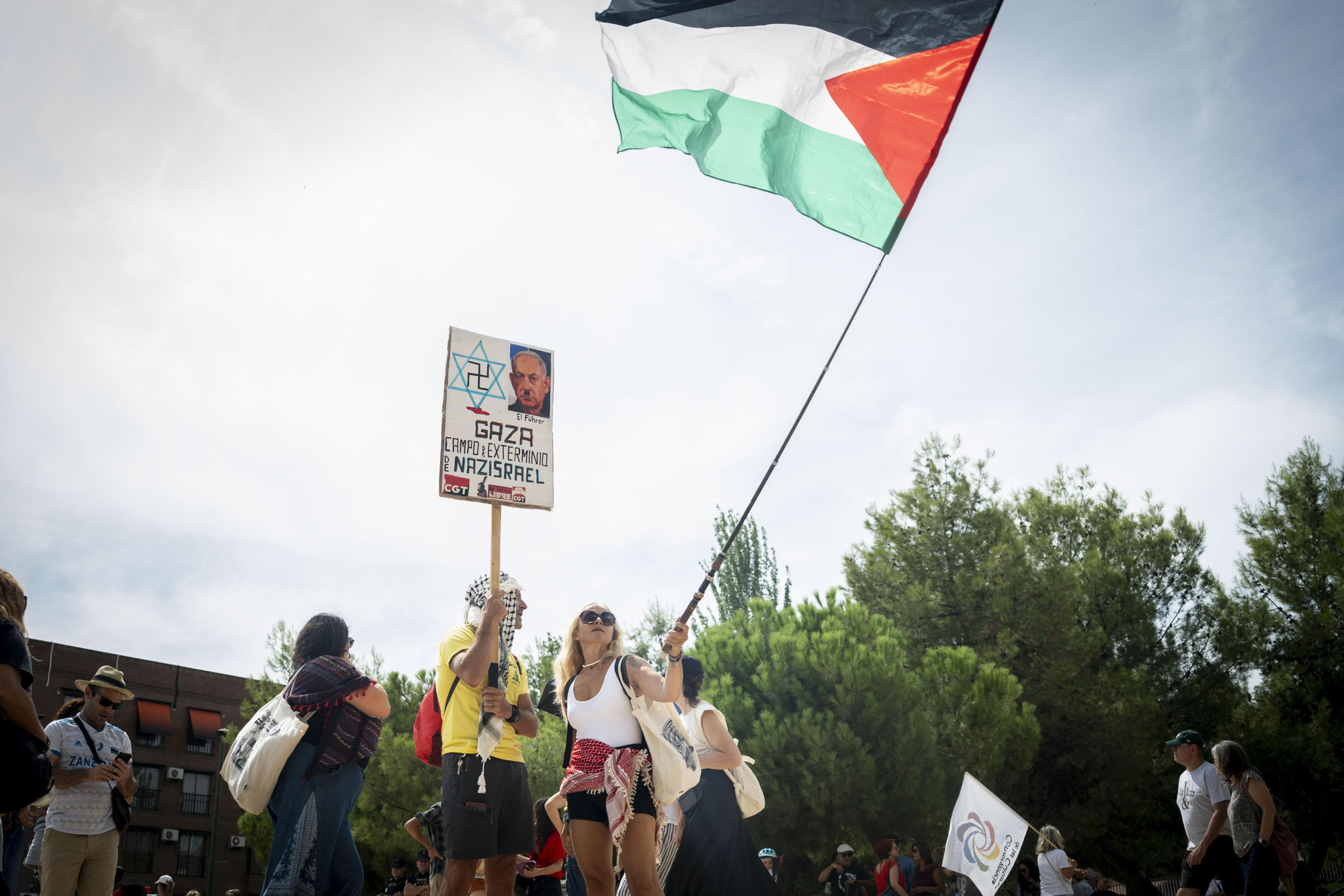 Cientos de personas llenan las orillas de Madrid Río en solidaridad con Gaza y para apoyar a la Global Sumud Flotilla