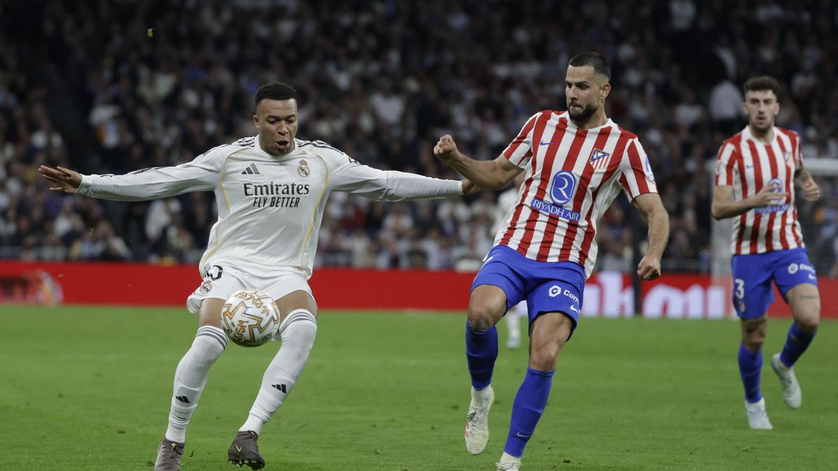 Mbappé y Hancko, en un Real Madrid - Atlético de Madrid
