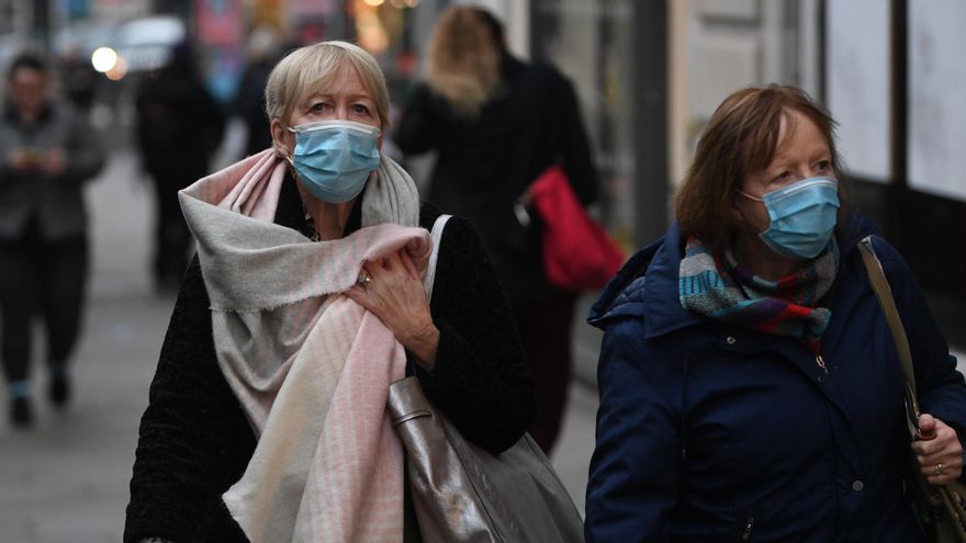 Gente con mascarilla por las calles de Londres, en una imagen de archivo. EFE/EPA/NEIL HALL