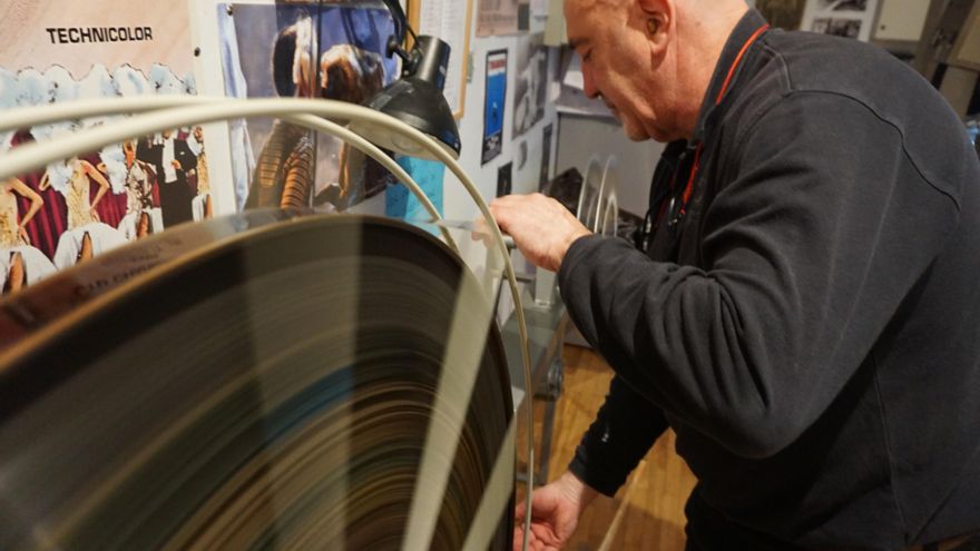 Fidel García, operador de cabina de la Filmoteca de Cantabria: "Ahora, en un día, aprendes lo que antes era un oficio"