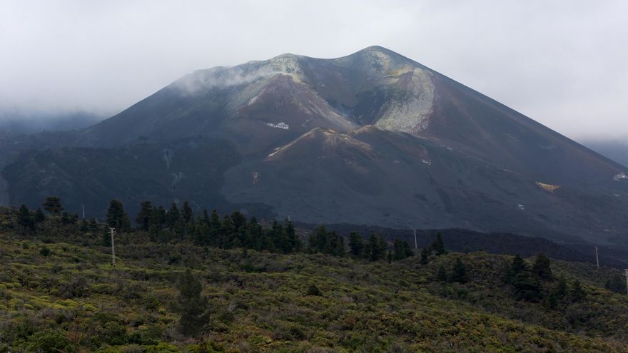 Vistas al mar y a la montaña por la senda que lleva al volcán de Cumbre Vieja