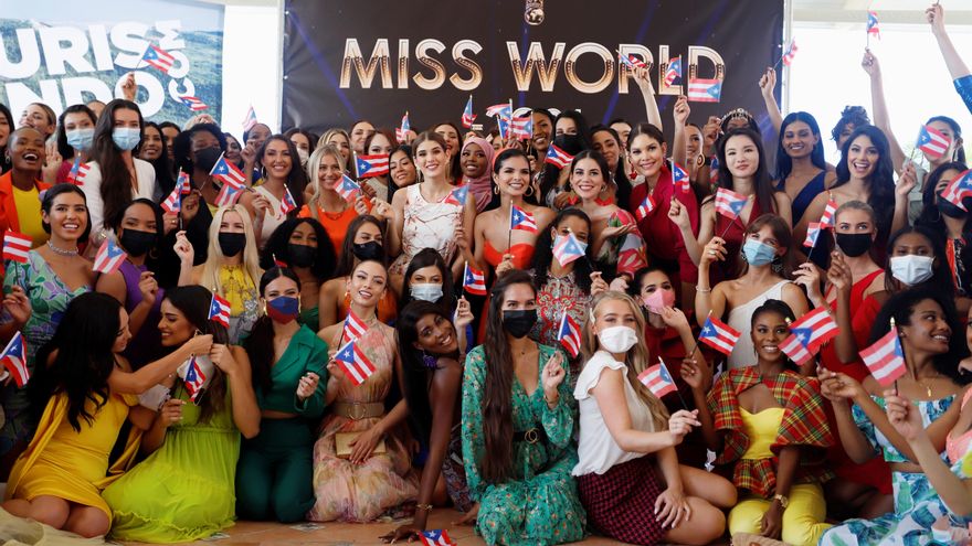 Las candidatas a Miss Mundo 2021 posan para una fotografía durante la ceremonia de bienvenida, en noviembre de 2021, en un lujoso hotel en Río Grande, Puerto Rico. EFE/Thais Llorca