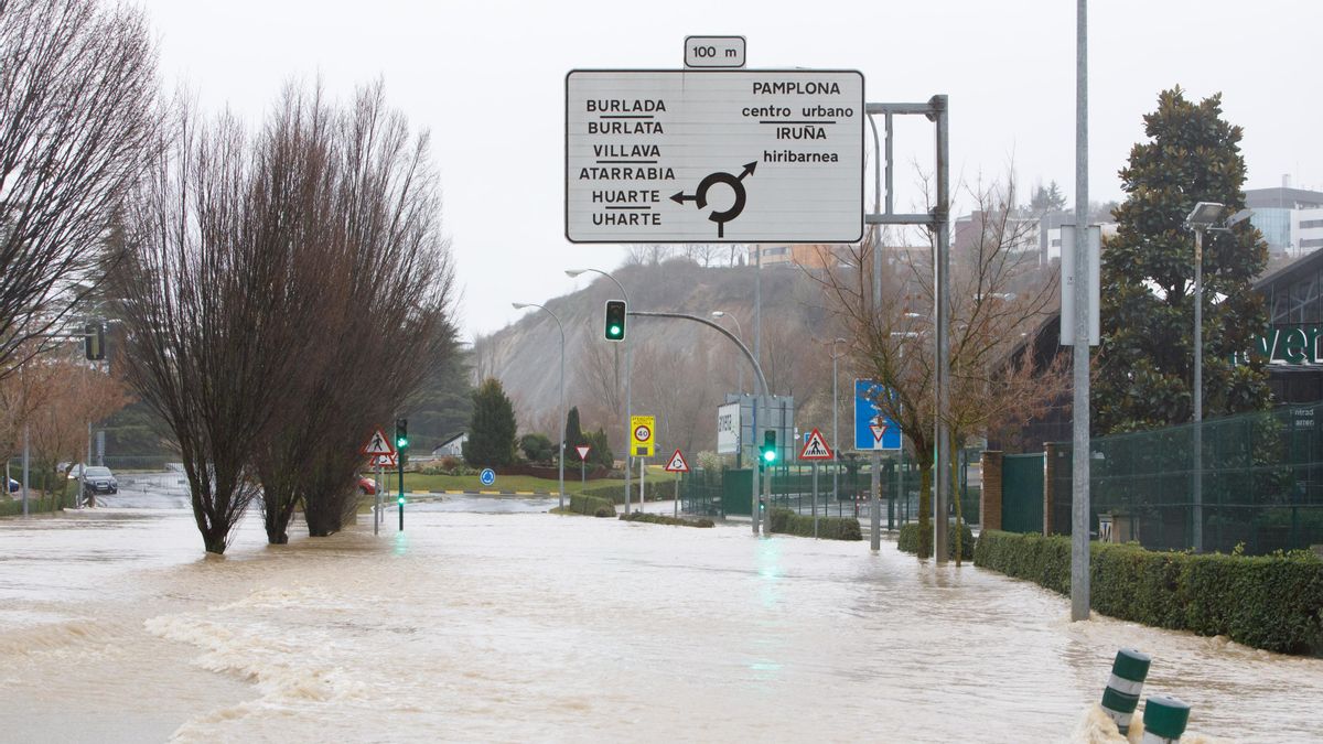 Acceso a Burlada totalmente inundado