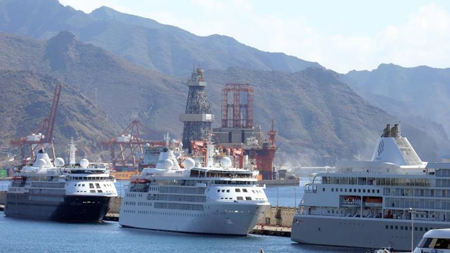 Tres buques de superlujo de la Silversea Cruises arribaron este lunes al puerto de la capital tinerfeña para operaciones de avituallamiento y trasbordo de tripulación y volverán a la zona de fondea a la espera de que acaba el confinamiento por el coronavirus.