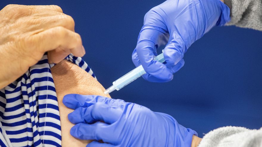Una mujer recibe la vacuna contra el coronavirus. EFE/Rodrigo Jiménez./Archivo