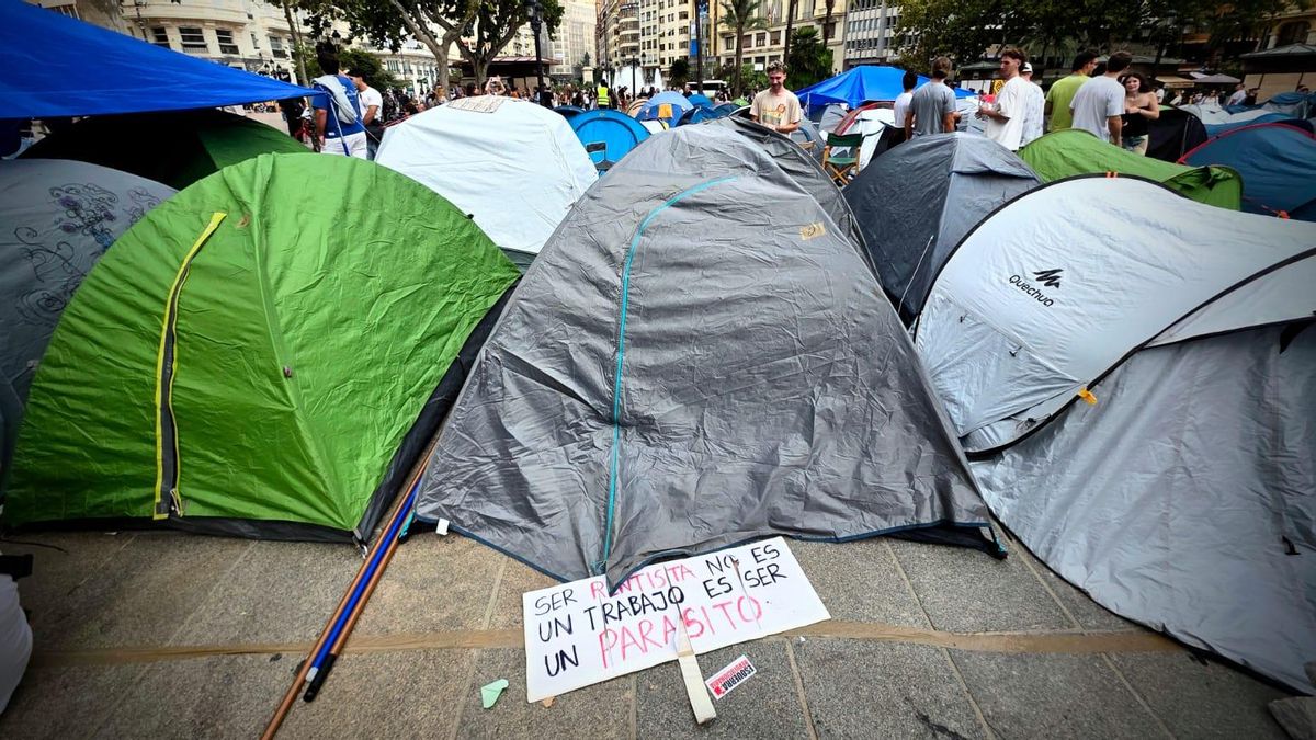 La acampada por la vivienda instalada en la Plaza del Ayuntamiento de València.