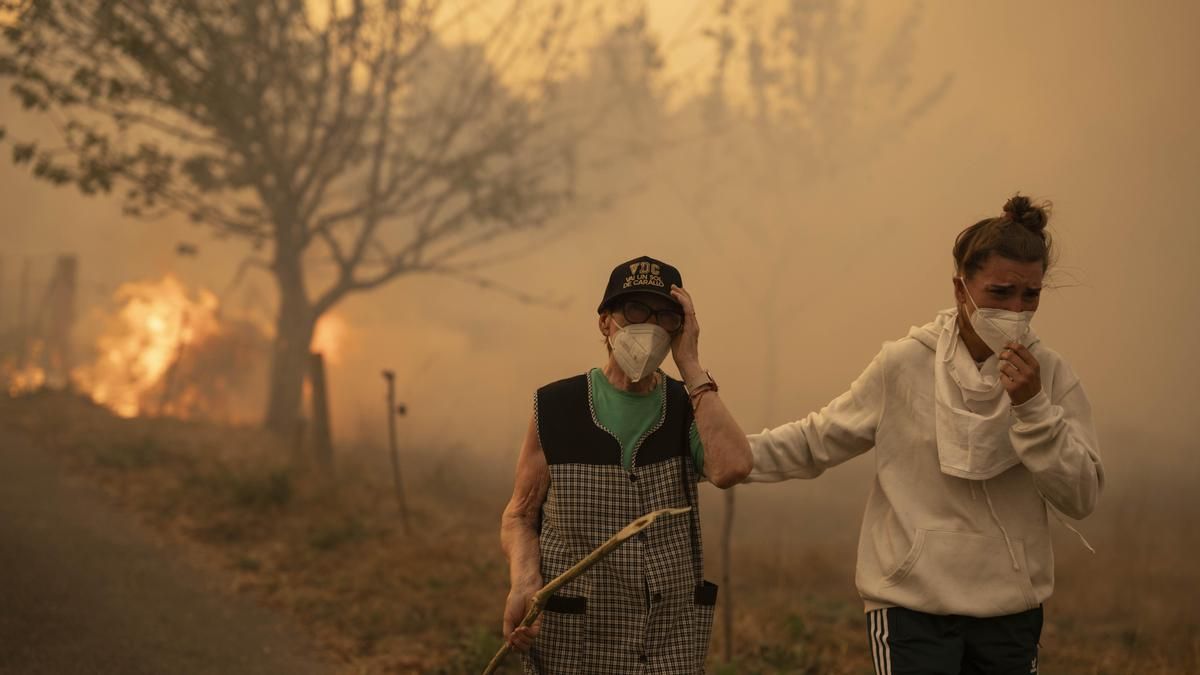 Vecinos en el incendio forestal de Carballeda de Avia (Ourense).