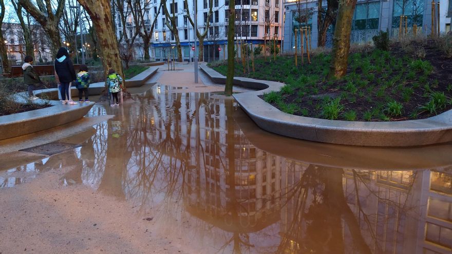 Vista general de la balsa de agua aparecida en la zona oeste de Plaza de España