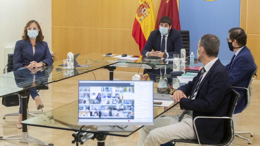 El presidente López Miras, junto a miembros del Gobierno durante la reunión telemática con los alcaldes de la Región