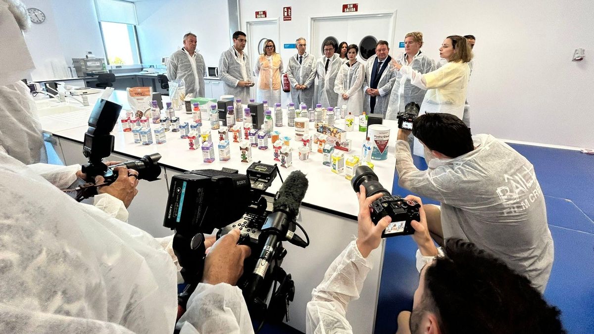 Las autoridades durante la visita a las instalaciones en la Plataforma Logística de Badajoz.