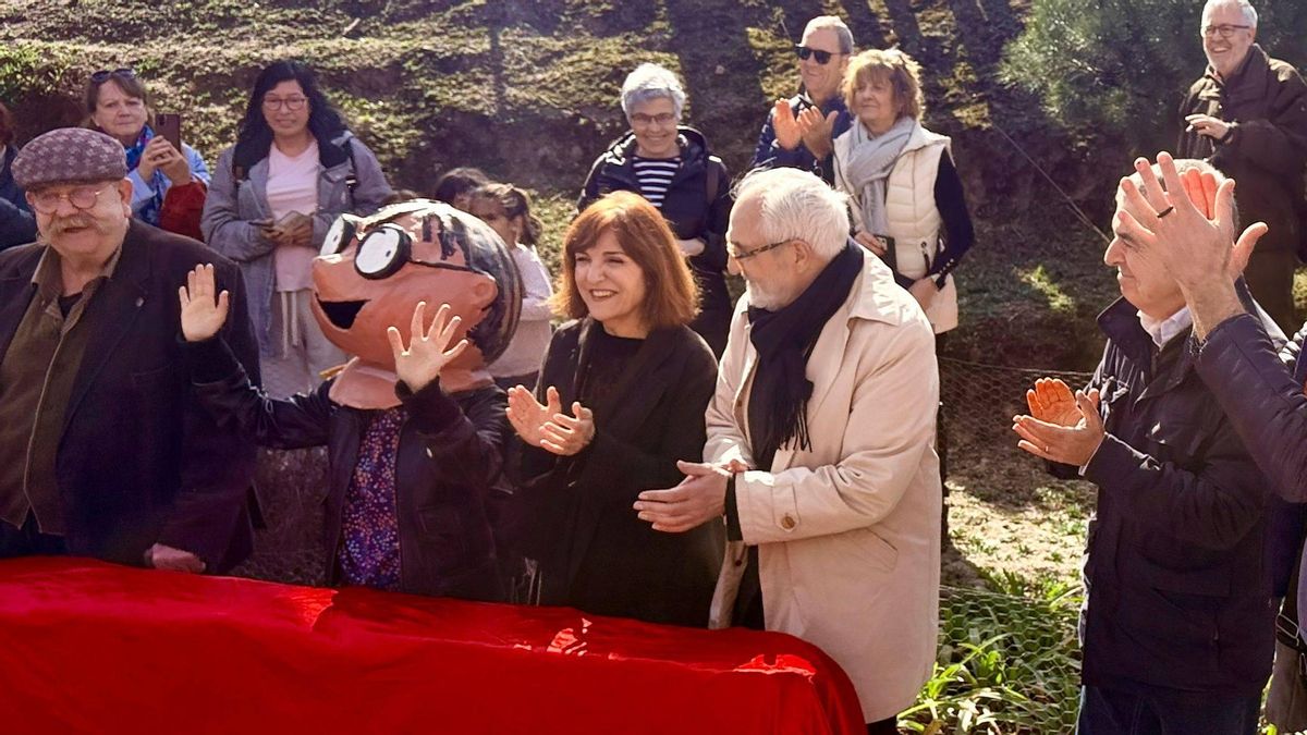 Elvira Lindo, vecinos de Carabanchel y el propio Manolito Gafotas en la inauguración del parque, el pasado domingo 1 de marzo.