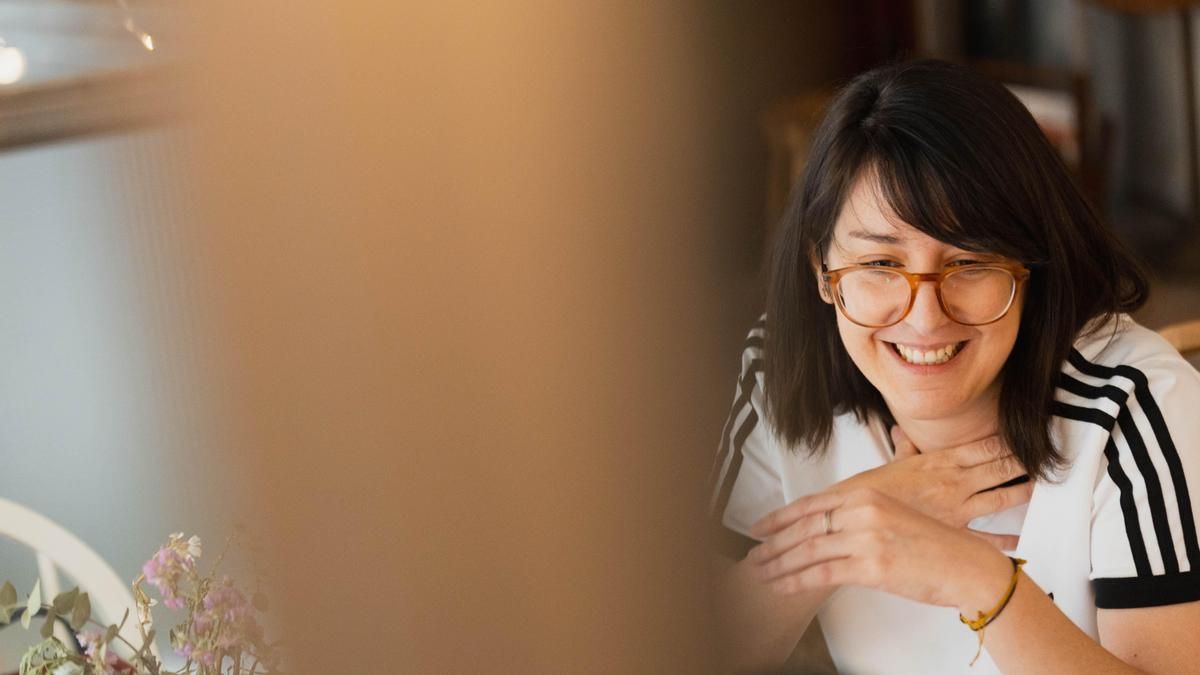 La autora de 'La puta Margarita y otras flores de mi pueblo' durante la entrevista con elDiario.es.