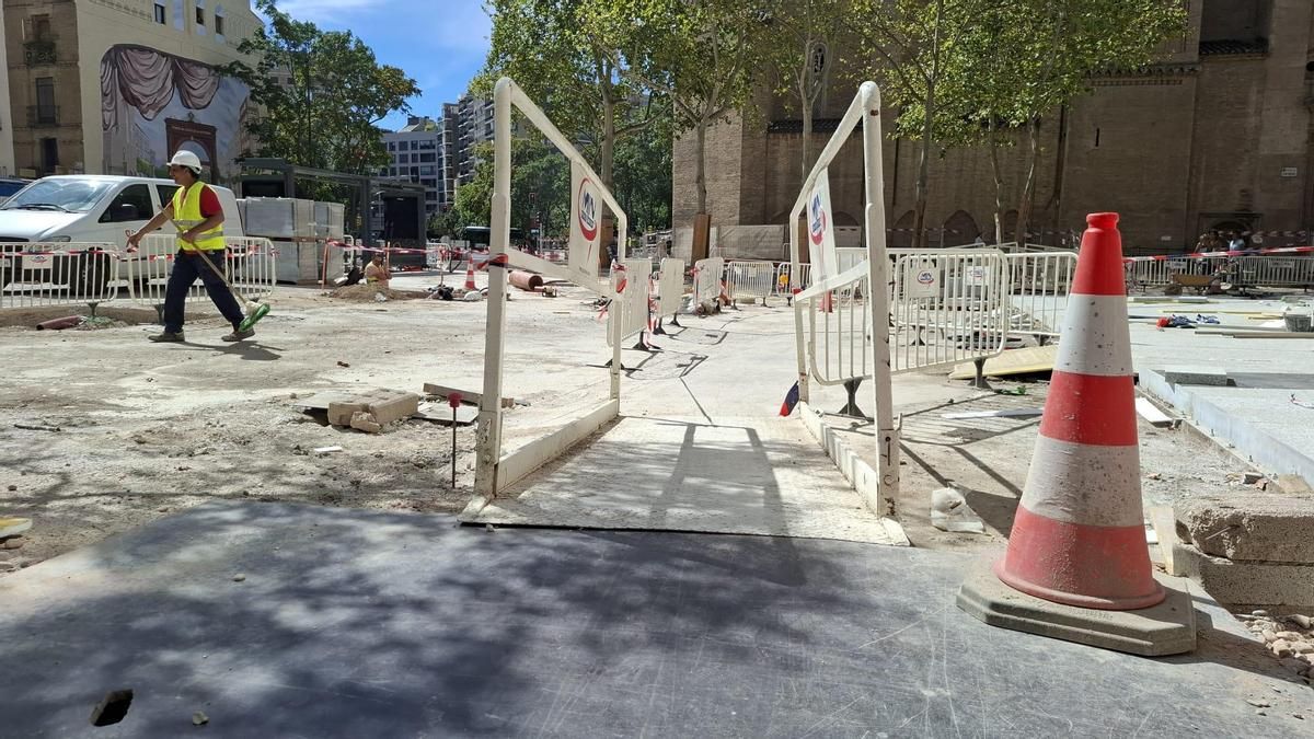 El estado de las obras en la plaza de San Miguel, en Zaragoza, este martes.