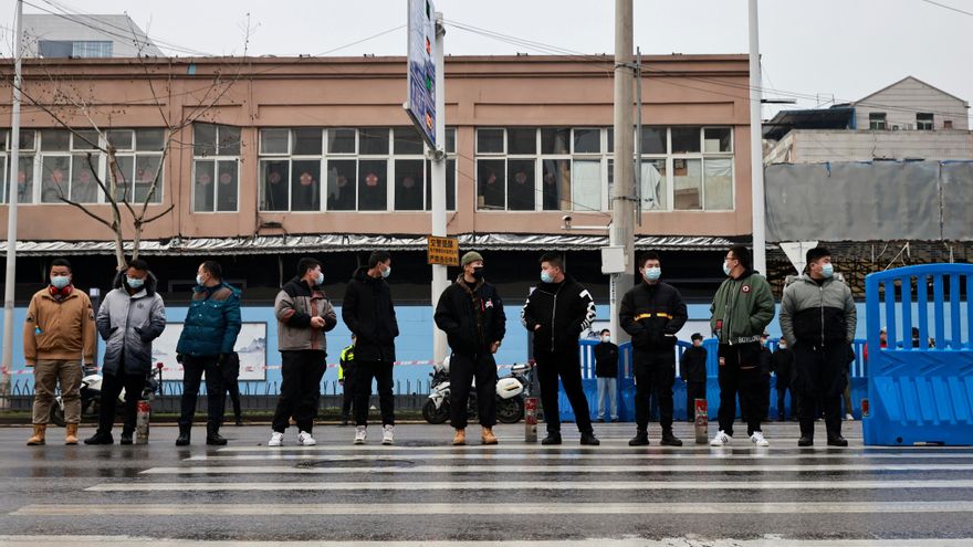 El equipo de la OMS recibe información fuera del mercado de marisco de Huanan durante el tercer día de su visita sobre el terreno en Wuhan (China), el 31 de enero de 2021.