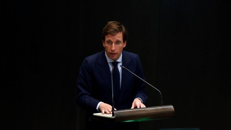 El alcalde de Madrid, José Luis Martínez-Almeida, da un discurso durante el pleno en el Ayuntamiento de Madrid, este martes. EFE/ J.J. Guillén