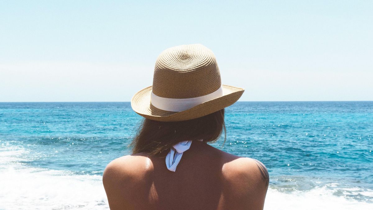 ¿Más protección, menos tiempo, todo a la vez? Un dermatólogo explica qué hacer el primer día que tomas el sol