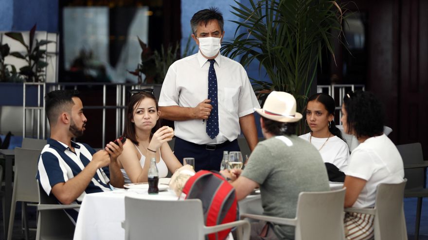 Varios turistas en la terraza de un restaurante de la Plaza Mayor de Madrid. EFE/Mariscal/Archivo