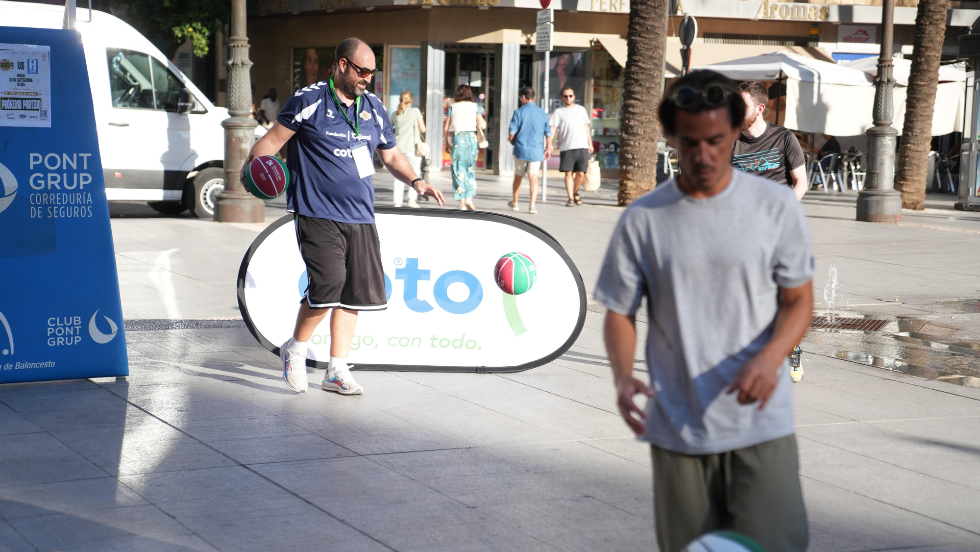 El Cajasol Coto Córdoba CB lleva el baloncesto a la Plaza de las Tendillas