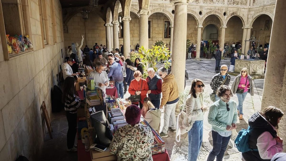 El Día del Libro en León vuelve al Palacio de los Guzmanes con cientos de títulos, concierto y cuentacuentos