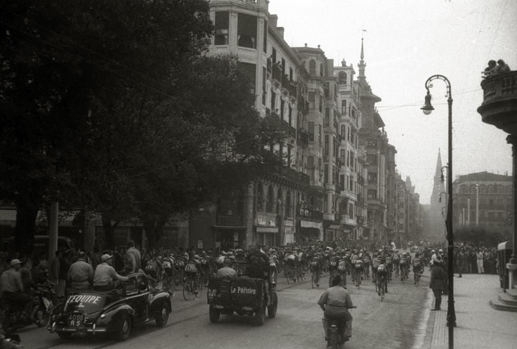 El pelotón (120 tomaron la salida), en el centro de la ciudad