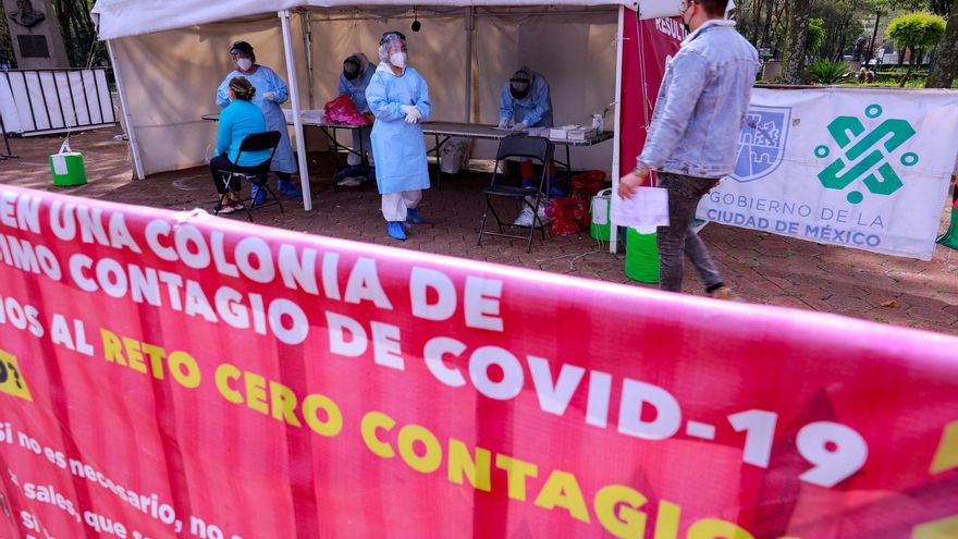Personal de Salud realiza pruebas de la covid-19 hoy, en Ciudad de México (México). EFE/ Carlos Ramírez