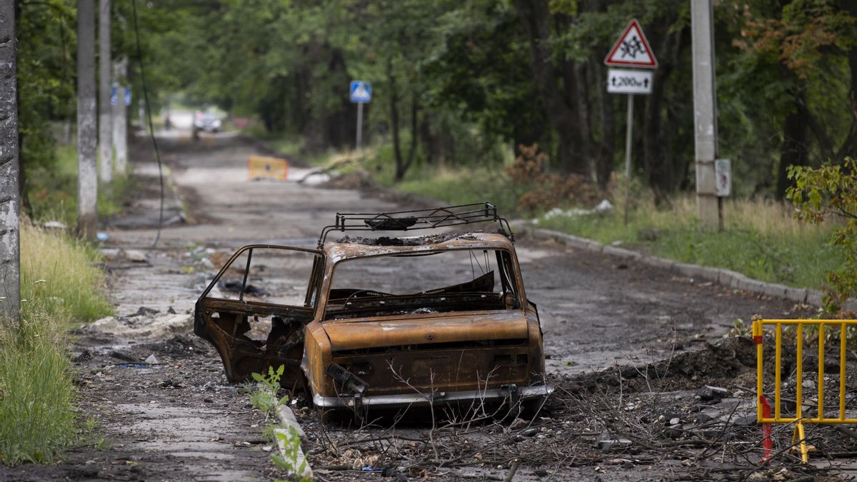 Fotografía de archivo de un automóvil destruido en la entrada del barrio Saltivka, en Járkov (Ucrania). EFE/ Orlando Barría