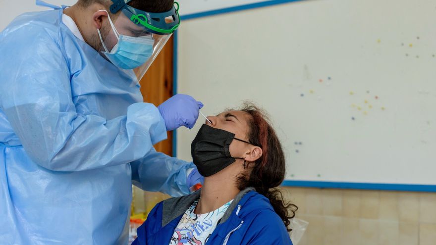 Un sanitario realiza una prueba PCR. EFE/ Brais Lorenzo/Archivo