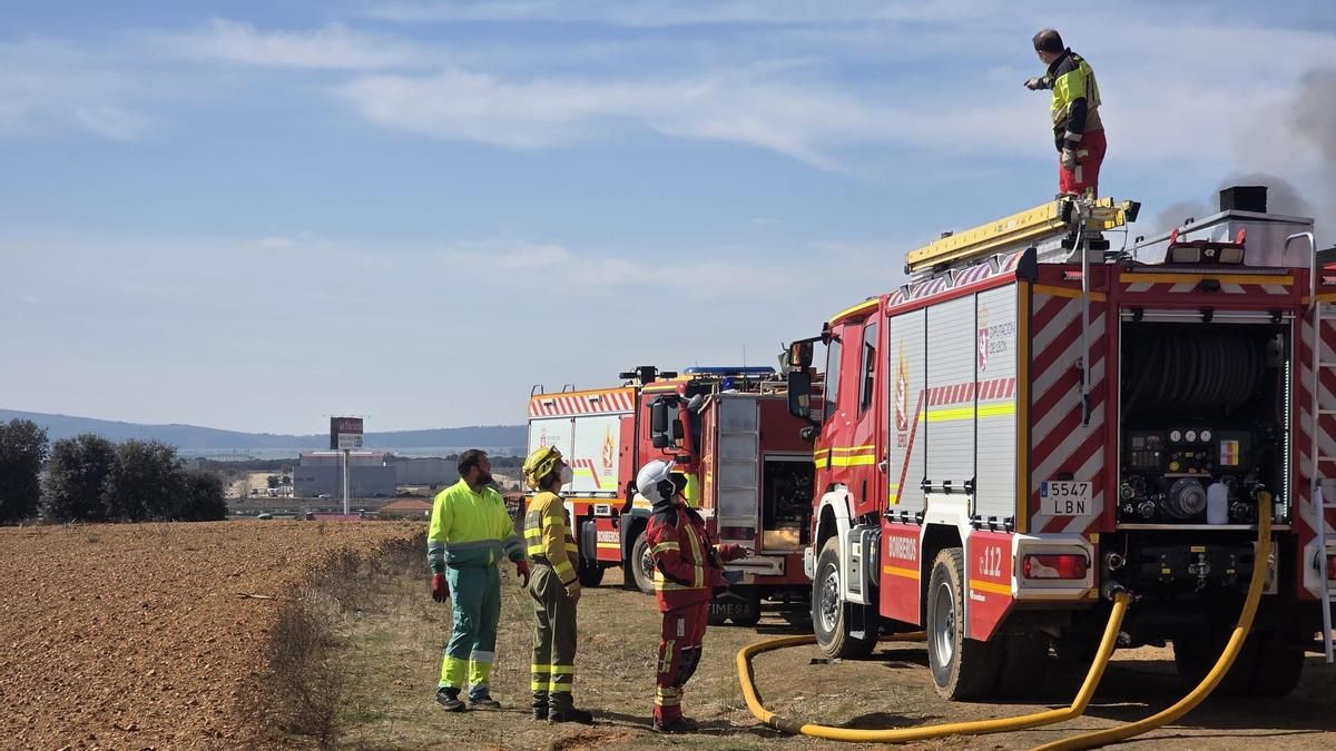La Bañeza denuncia que han reactivado intencionadamente el fuego tóxico que quemaba hace un mes una fábrica de plásticos