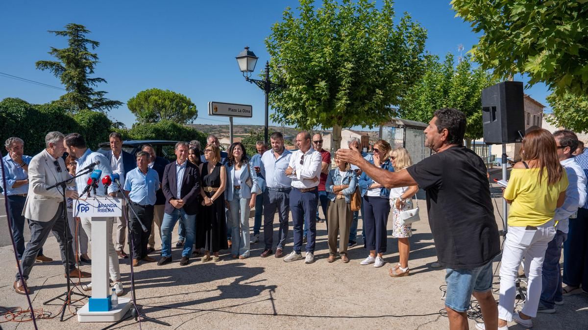 Una veintena de vecinos de un pueblo de Burgos abuchean al PP en un acto por el retraso de la A-11