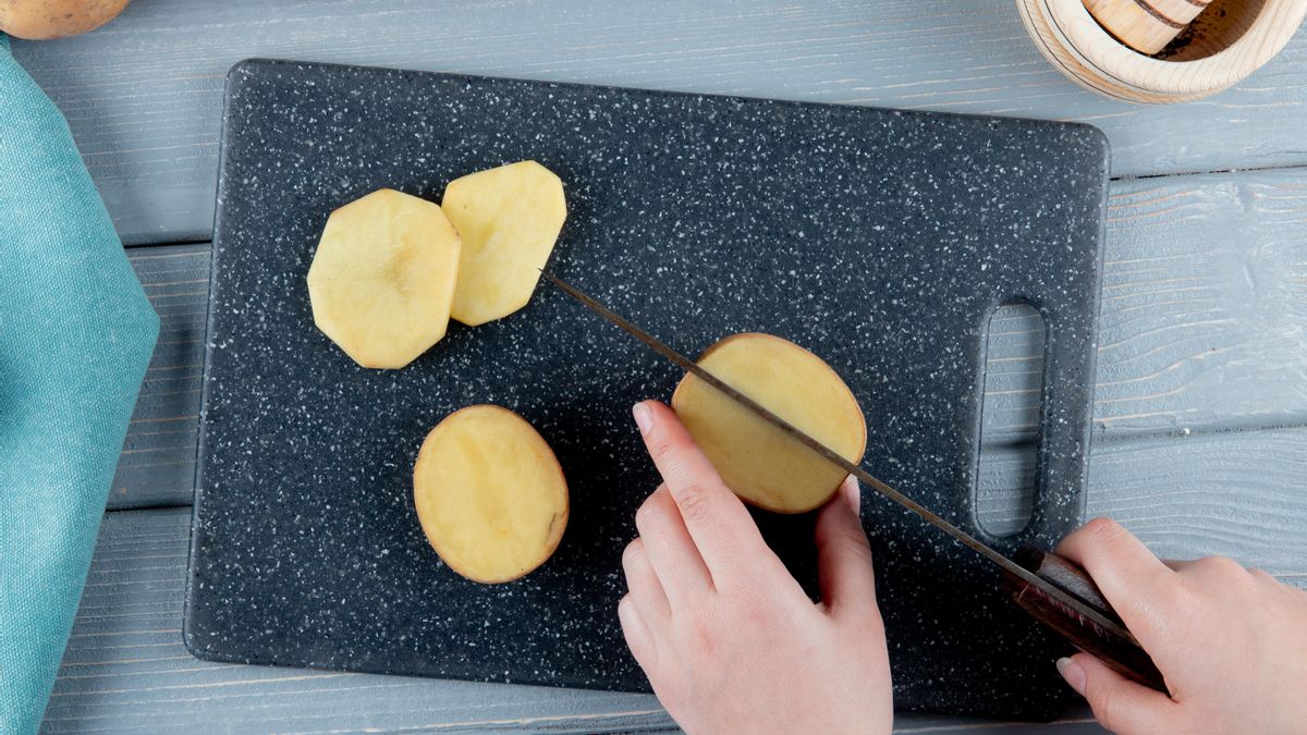 En el caso de la tortilla hecha en microondas, lo más recomendable es cortar las patatas en rodajas muy finas