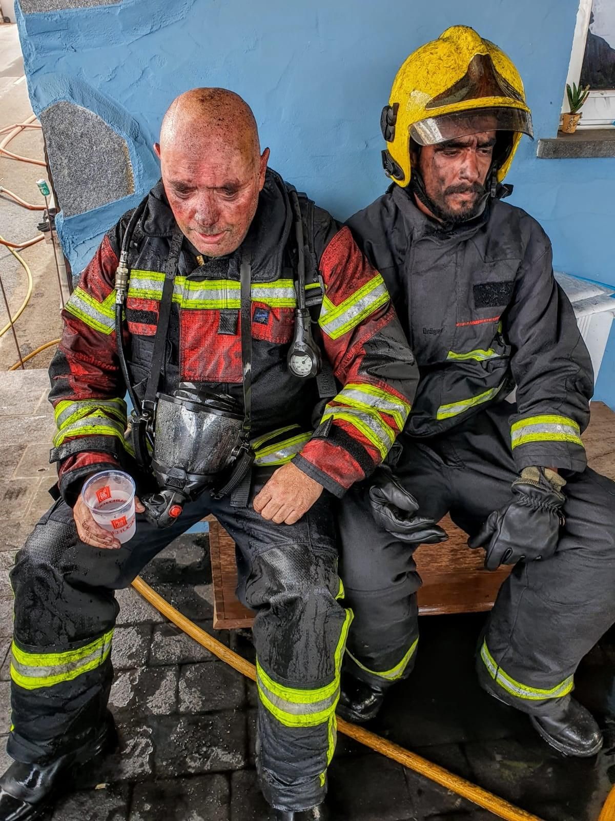 Dos bomberos tras sofocar el incendio.