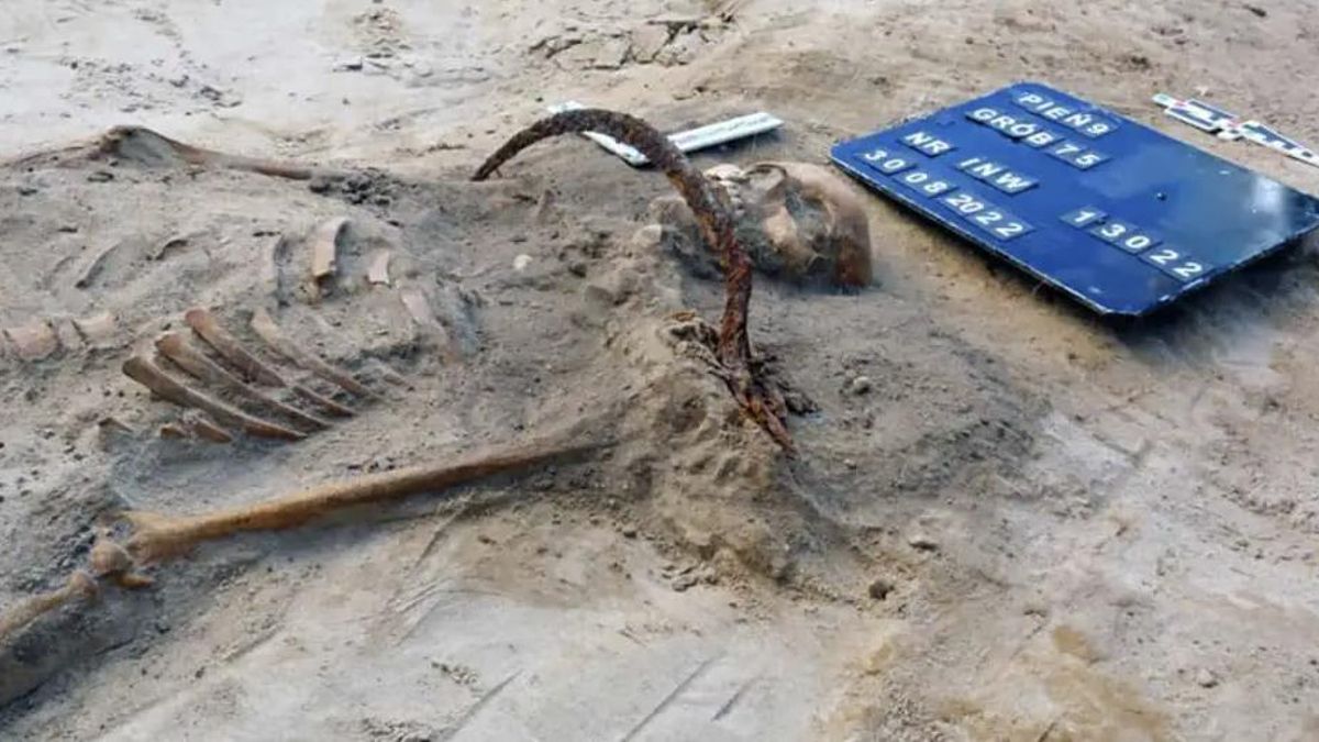 Una hoz sobre la garganta para que no regresara: el entierro de una adolescente retrata el terror vampírico del siglo XVII
