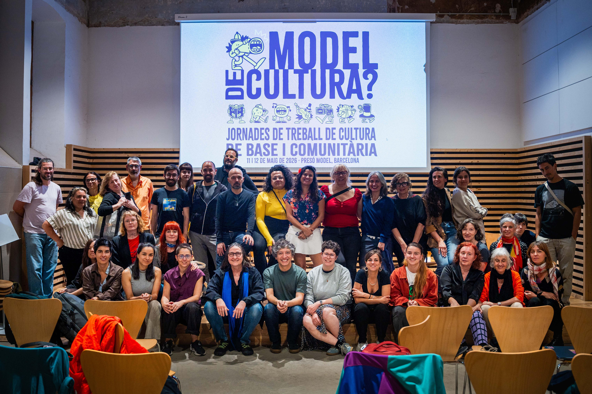 Los impulsores de las jornadas de trabajo de cultura de base y comunitaria de Barcelona posan ante la cámara a la finalización del encuentro