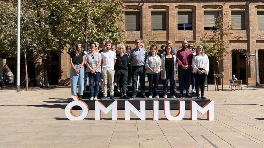 Junta directiva de Òmnium en el acto por el quinto aniversario del 1-O, en el que el presidente de la entidad, Xavier Antich, ha leído una declaración institucional.