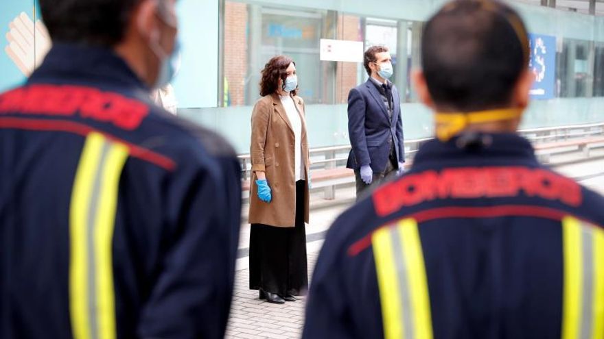 Fotografía facilitada por la Comunidad de Madrid que muestra a la presidenta de la Comunidad, Isabel Díaz Ayuso (i), y al líder del Partido Popular, Pablo Casado (d), durante su visita al hospital de campaña de Ifema, este jueves.