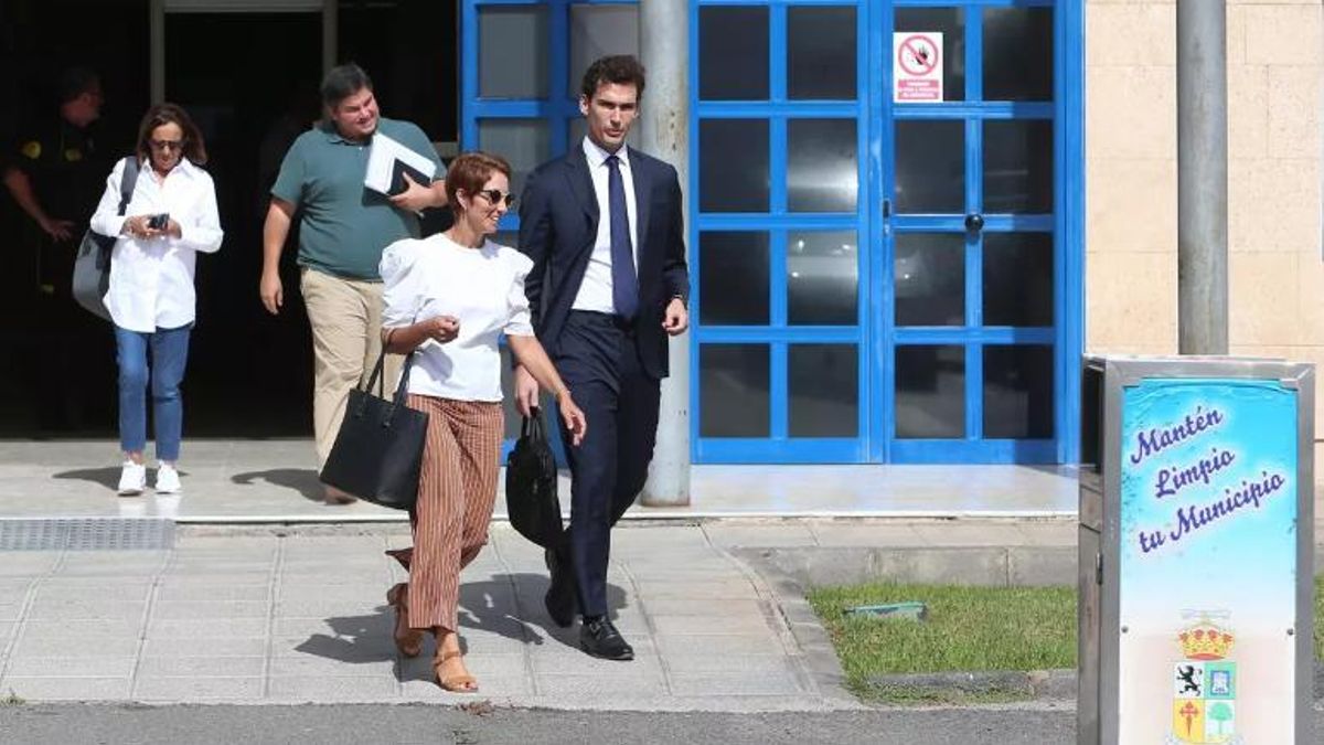 Onalia Bueno y Mencey Navarro salen de los juzgados con sus respectivos abogados, en una foto de archivo.