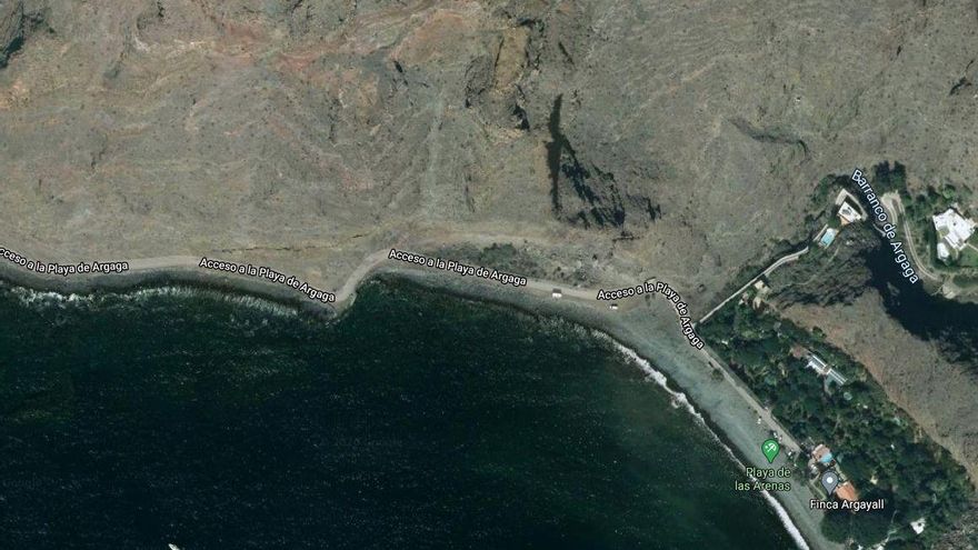 Vista de la carretera de acceso a la playa de Argaga, lugar en el que se ha producido el derrumbe