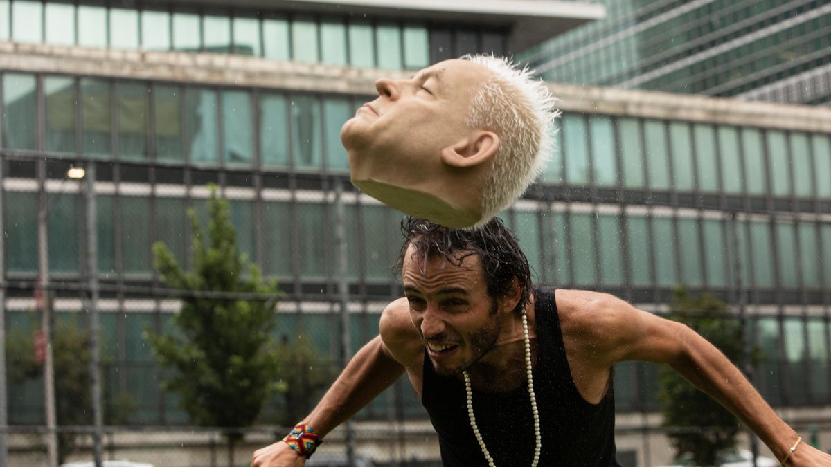 Un jugador remata de cabeza con el rostro de Netanyahu