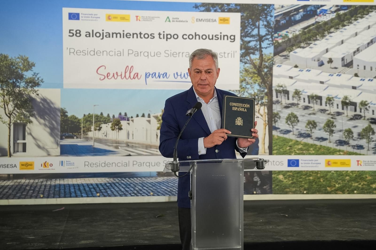 El alcalde, José Luis Sanz, con un ejemplar de la Constitución al hablar de la mezquita.