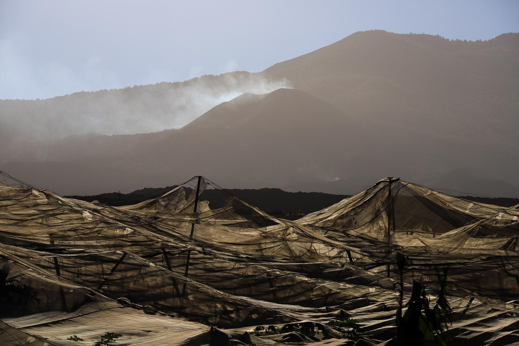 El volcán prosigue el proceso de desgasificación. Foto: LUIS G. MORERA/EFE